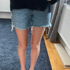 Jeansshorts - Säljer de här jeansshortsen köpta på hm förra året. De är använda men i bra skick. Säljer då jag har andra❤️