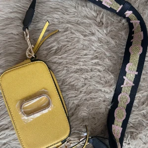 Marc Jacobs axelväska  - Ny Marc Jacobs axelväska, köpt utomlands och är en kopia. 
