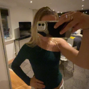 One shoulder top - Säljer min fina one shoulder top då den aldrig kommer till användning! Den har lite tjockare material och köptes på HM för 200kr❤️