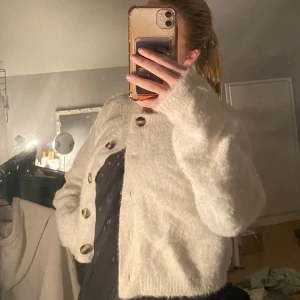 Vit kofta  - Säljer denna vita lite fluffiga kofta från H&m. Har använt den ett fåtal gånger, men överlag är den i jättefint skick. Kan skicka fler bilder ifall det skulle behövas. Köp gärna via köp nu!