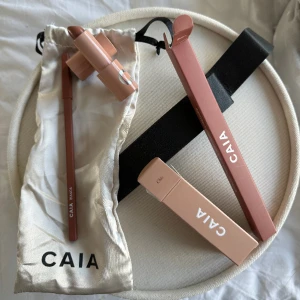 Caia ”Bianca” läpp-set - Färgen passade inte mig tyvärr och fick i julkalendern så kunde inte välja färg eller returnera 🫶🏼pris på hemsidan är 340 tillsammans. Säljer båda för 200 🤝!! Endast testad !! (Påse och förpackningar medföljer) 😇  