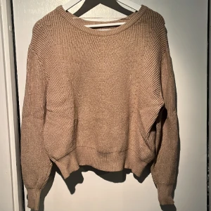 Stickad tröja samsa collection - Superfin stickad tröja från samsa collection❣️Den är i en väldigt fin beige/brun färg med mycket fina detaljer. Tröjan är i bra skick!