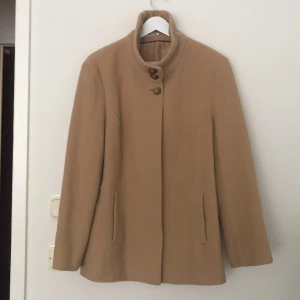 Kort kappa - Kort beige kappa i ull, stl 40 men passar även mindre storlekar oversize