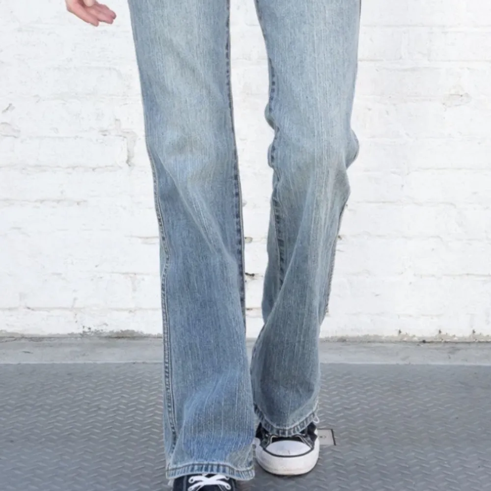 Jättefina Helt oanvända jeans som tyvärr inte passade💕De är brandy Melville Eleanor jeans. De är i storlek S   Ordinarie pris var 530 då det fraktades från USA. Jeans & Byxor.