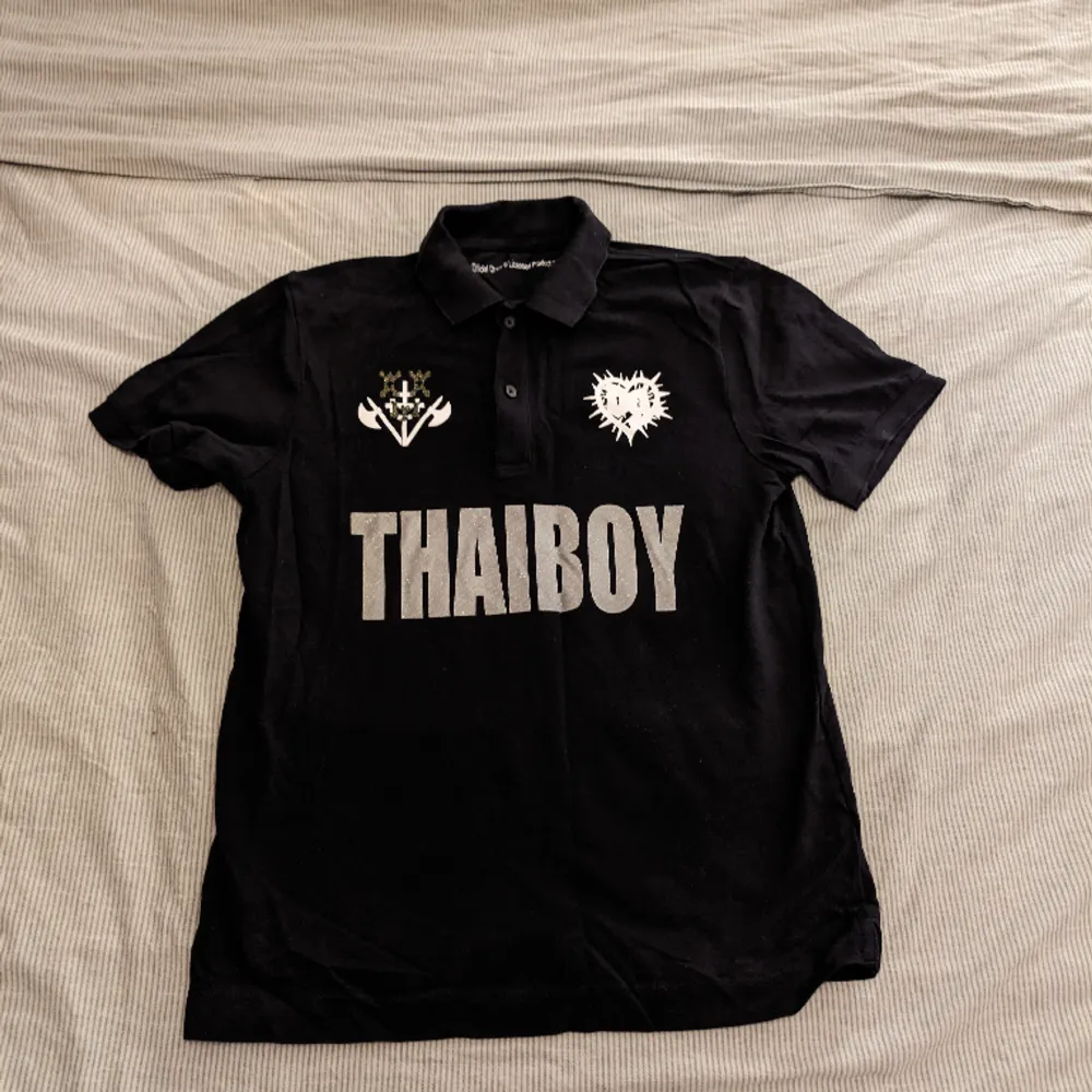 Thaiboy Digital merch inför back 2 life albumet. Använd som mest 5 gånger. Därav bra skick. T-shirts.