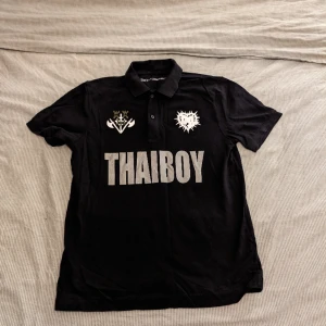 Thaiboy Digital piké - Thaiboy Digital merch inför back 2 life albumet. Använd som mest 5 gånger. Därav bra skick