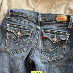 Levis jeans - Säljer mina Levis jeans eftersom att jag inte använder dem. Jag köpte dom  på Plick men dom passade inte, bilderna är lånade. Dom är low waist. Midjemått-37,5cm rakt över Ytterbenslängd-105cm Innerbenslängd-84cm