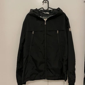 Jacka Moncler - Ny jacka,, i storlek medium 