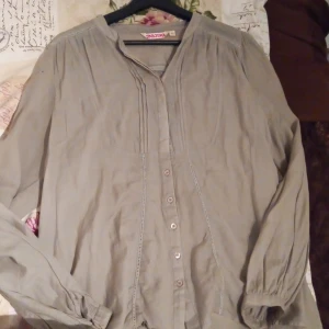 Ljusbrön blus - En ljusgrön blus köpt från indiska. Jätte fin. Lite genomskilnig men super sönt till sommaren då de inte blir så varmt