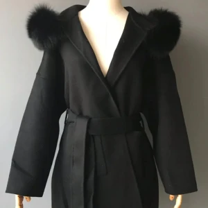 Päls kappa (svart) - Ull kappa med äkta päls ,den är helt ny passa mig inte i storleken bara ,köpte den i september för 2500 och har endast använt den 2 gånger .Hör gärna av dig ifall du är intresserad 💕storlek S (36)