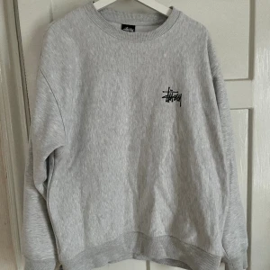 Stussy crewneck  - Säljer nu min gråa stussy tröja i storlek M använd varsamt 2/3 gånger, men den är lite för stor och därför säljer jag den. Hör gärna av dig vid fler frågor!