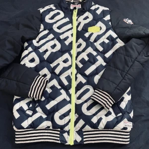RETOUR DENIM DE LUXE JACKA  - Säljer min retour denim de luxe jacka då den inte kommer till användning längre. Är i perfekt skick utan tvekan. Storleken är från 15-16 år men funkar lika bra från 13 år. 