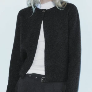 Söt stickad tröja från zara  - Helt oanvänd. Superfin stickad Classy. 