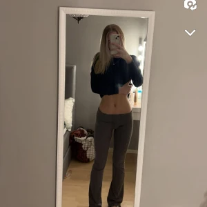 Yoga pants - Gråa yoga pants från Nelly i stolek XS skulle säga att den är som en S. Använd få antal gånger hemma. Säljer pga tycker inte dem sitter fint på mig. 
