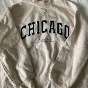 Collage tröja  - Skön och fin collage tröja med text🤍