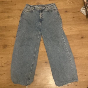 Ljus blå baggy jeans - W 31 l32 Har snören på benen som man kan spänna  Pris går att diskutera