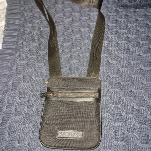 Valentino Axelremsväska  - Helt ny Valentino Axelremsväska som jag fick i present!  Inget fel på väskan,äkta och helt oanvänd!  Nypris ligger runt 1000kr.   Kan frakta via Plick eller mötas upp!