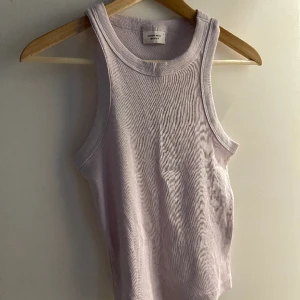 Lång ribbad topp  - Lila ribbad topp från gina tricot. 