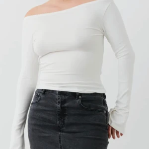 Vit topp - Vit topp från gina som jag endast använt en gång då den är lite för liten. 