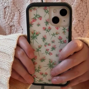 Mobilskal - Mobilskal från wildflower som är till iPhone 13!