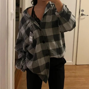 Grå rutig skjorta  - Helt oanvänd flanellskjorta med prislapp kvar! Ordinarie pris 399kr 🩶