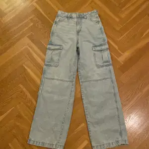 Cargo jeans i storlek 32. Använda endast en gång