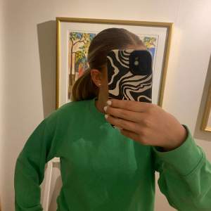 Intressekoll på denna gröna tröjan från Zara då den inte kommer till användning mer💚Första bilden visar hur färgen ser ut i verkligheten. 
