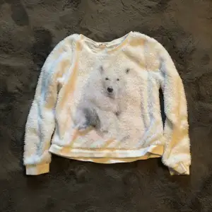 fluffig tröja med tryck och glitter i storlek xs, fint skick ⭐️ använd ”köp nu”. 3/12-2023