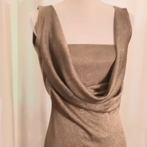 Guldklänning i stretch - Bekväm och elegant klänning i glittrig guldlurex.