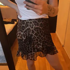 Leopardmönstrad kjol från Nelly i storlek s. Använd men i fint skick
