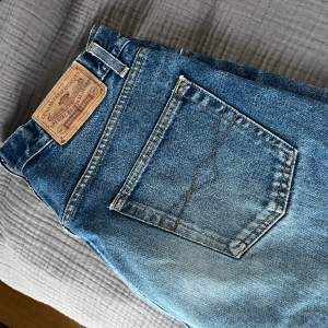 Super fina jeans men säljer för tycker inte jag passar i mörka jeans. Midjemått - 80 cm Innerbenslängd - 79 cm