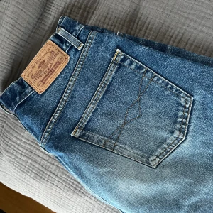 Jeans  - Super fina jeans men säljer för tycker inte jag passar i mörka jeans. Midjemått - 80 cm Innerbenslängd - 79 cm