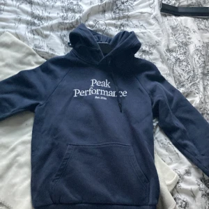 Peak performance tröja (S) - Tröjan är marin blå och är i storlek S. Jag säljer tröjan pågrund av att jag inte har någon användning av den längre, jag fick den för 1 år sedan och har använt den 1 gång.