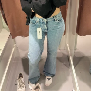 Lågmidjade jeans - Lågmidjade jeans från gina, strorlek 34. Lågmidjat bootcut. Nypris 500