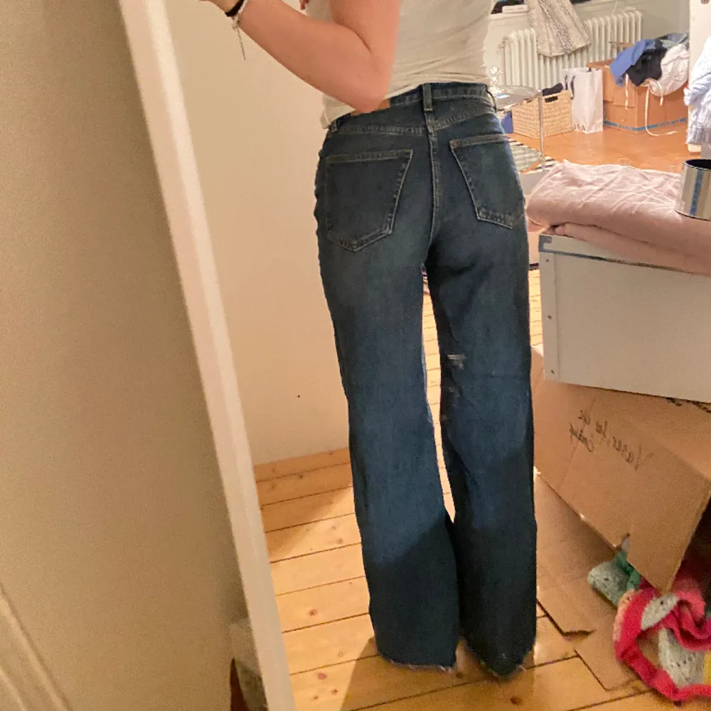 Säljer dessa mörkblå jeans, sitter som en smäck! Har alldeles för många liknande så måste sälja 💔 Formar kroppen superfint och sitter lagom högt i midjan!. Jeans & Byxor.