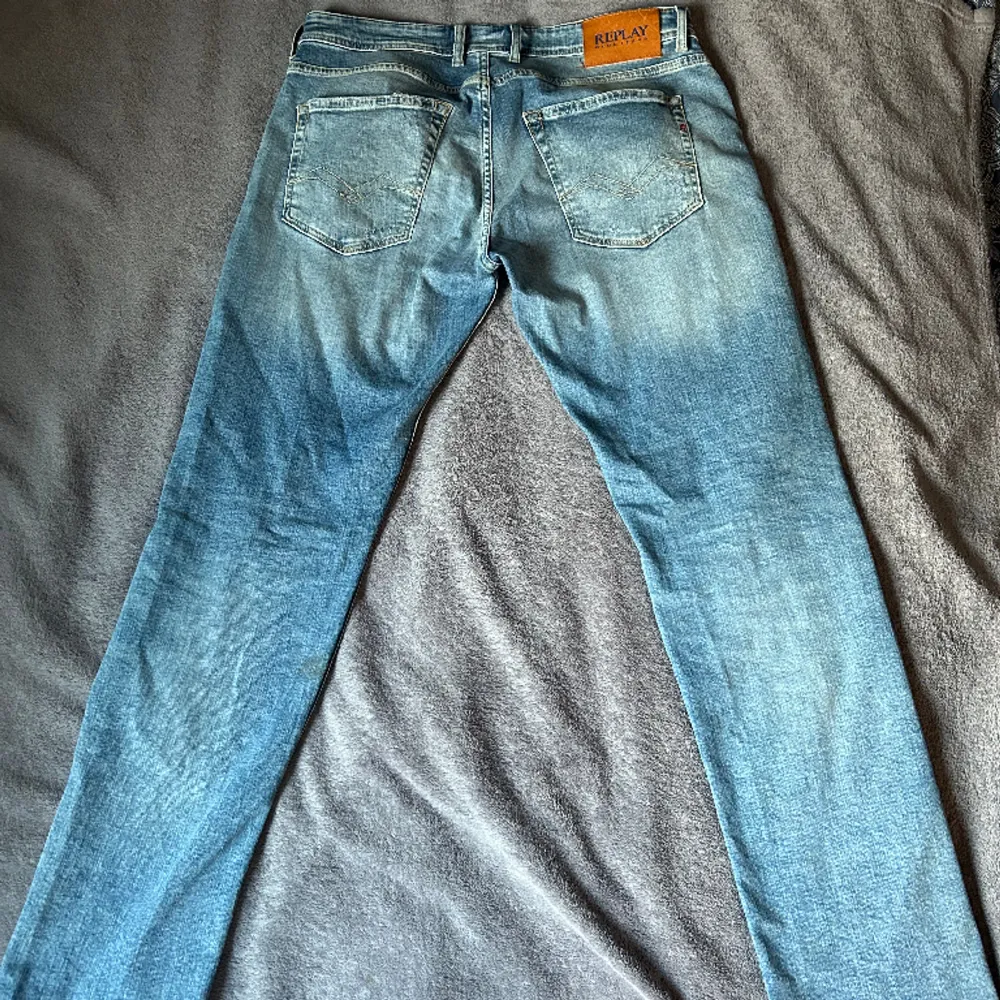 Tjaa, säljer dessa replay jeans eftersom de är lite för stora. Skicket är bra och nypris är runt 1800. Tveka inte att buda och komma me frågor!😊. Jeans & Byxor.
