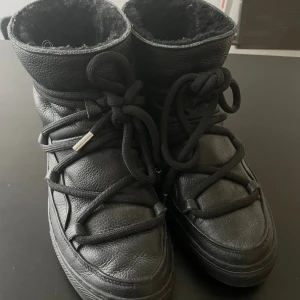 Inuikiis - Svarta inuikiis strl 38 Väldigt sparsamt använda  Obs! Lägger ut på nytt då jag skrivit fel storlek i tidigare inlägg