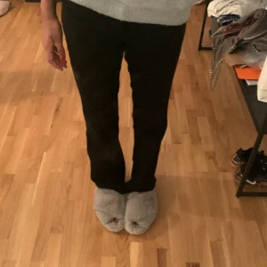 Svarta jeans  - Säljer dessa byxor för jag inte använder de. De är low waist bootcut. Jag är 160 ☺️