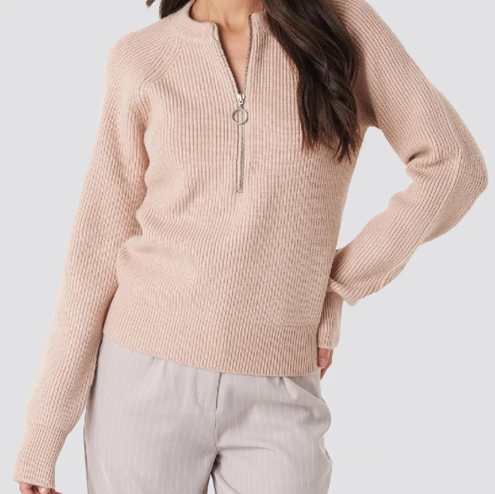 Zipper front knitted sweater från NA-KD🥰jättegullig stickad tröja som inte är för tjock eller tunn. Den är i utmärkt skick!. Stickat.