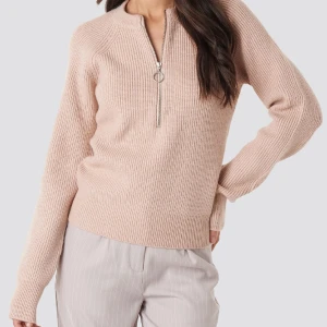 Stickad tröja NA-KD - Zipper front knitted sweater från NA-KD🥰jättegullig stickad tröja som inte är för tjock eller tunn. Den är i utmärkt skick!