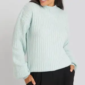 Dropped big sleeve sweater från NA-KD💞Samma färg som på modellen. Knappt använd, i utmärkt skick!!