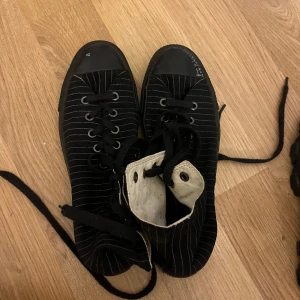 Converse - Säljer dessa converse. Dom är använda  till stor del. Men dom är i väldigt fint skick. Inga defekter som jag kan se. Skriv privat för fler bilder och mer information💗