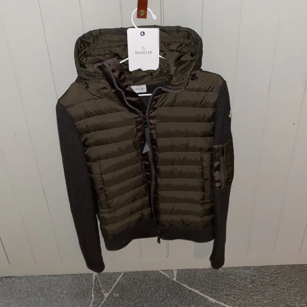 Moncler cardigan, slutsåld överallt i denna gröna färg. Perfekt nu till vintern/våren  Cond: 10/10  . Jackor.