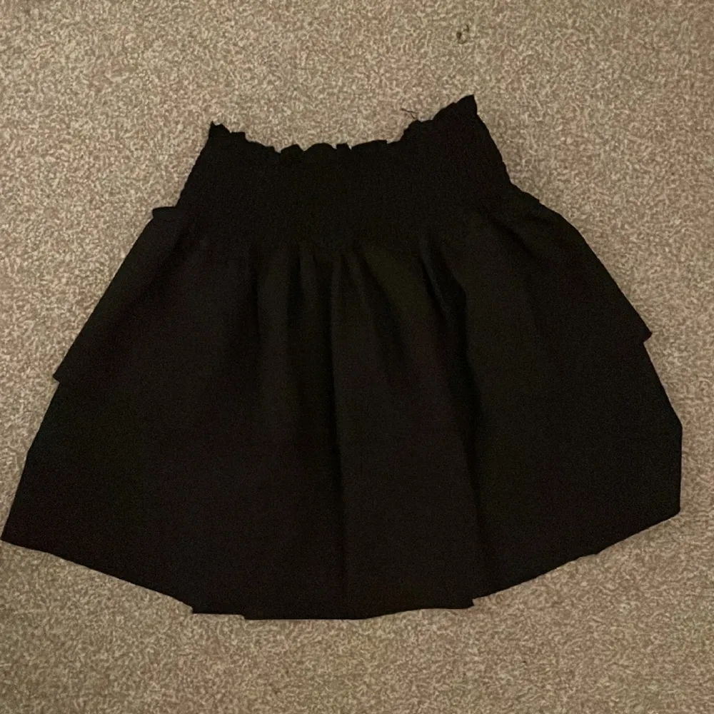 Detta är en kort fin kjol som inte längre används.. Kjolar.