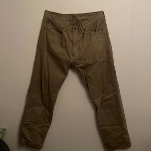 Levi’s 505 - Sitter som 32 med lite större midja 