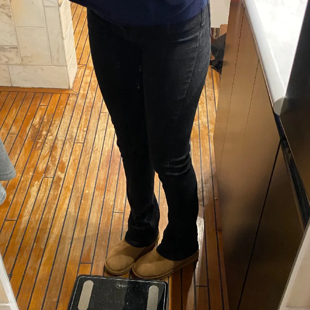Vanliga svarta bootcut jeans från Gina. Skick 10/10. Jeans & Byxor.