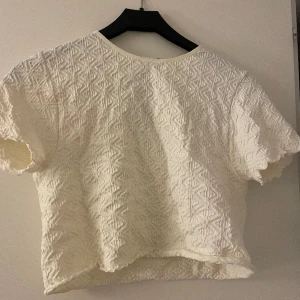 Vit kort T-shirt - Helt oanvänd med lappen på. Jätte sött mönster. Är i storlek XL men den är jätte liten i storlek. Skulle säga att den är som M 