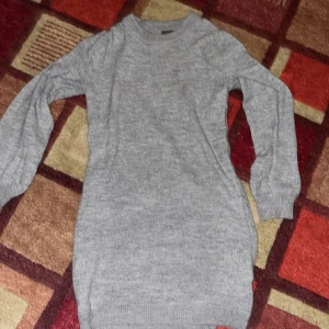 Stickad klänning  - En jättevarm och skön stickat klänning som är i väldigt bra skick. 