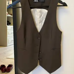 Superfin kostymväst från zara som aldrig använts i en superfin grön brun färg. Skulle säga att den passar S också. 