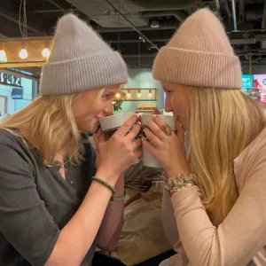 mössa - Stilrena, fluffiga mössor i ullblandning till ett bra pris!💞 Helt oanvända såklart då vi är ett UF företag🫶🏻Om du har några frågor är det bara att kontakta oss